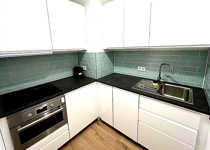 Bright Modern Apartment *